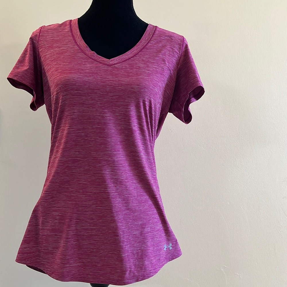 Under Armour Heat Gear. Size M fitted short sleeve V-neck